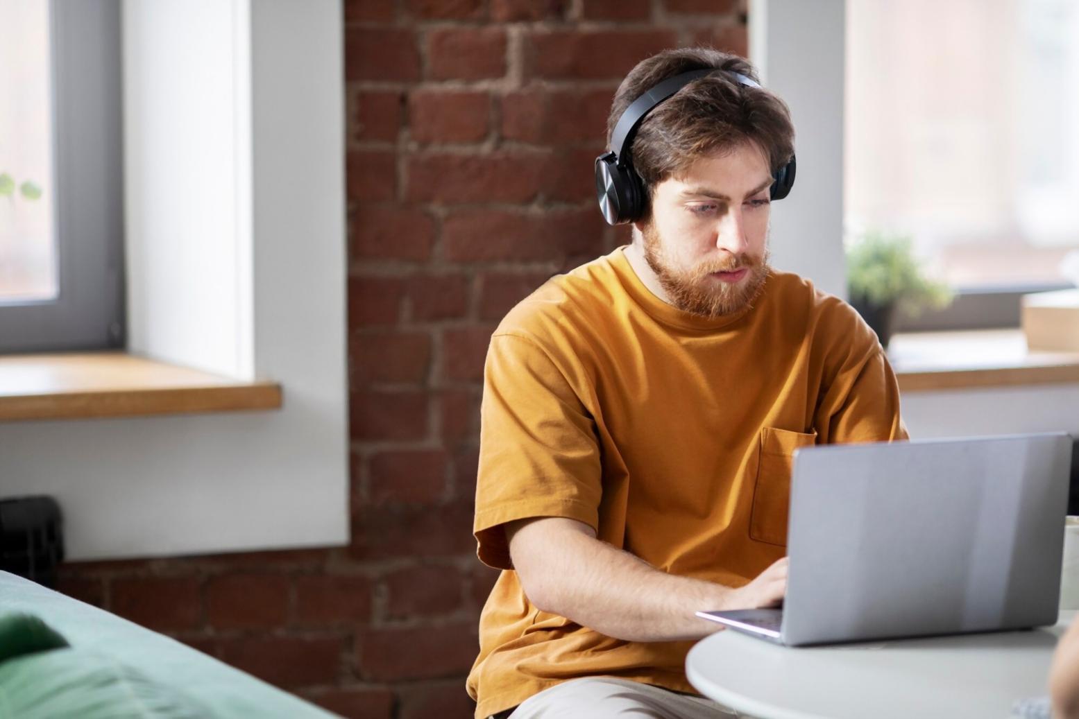 Finanzanalyst bei der Arbeit mit Dokumenten und Grafiken